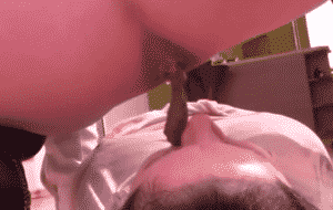 Cette dominatrice mature chie dans la bouche de sa soumise et la barbouille de merde