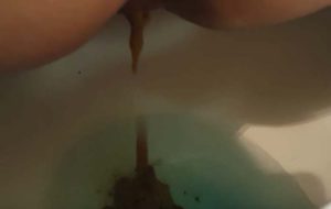 Je filme ma copine en train de faire caca