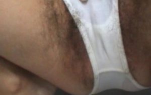 Une cochonne poilue se pisse dessus sous la douche
