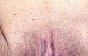 MILF au gros seins gros plan sur sa chatte qui pisse