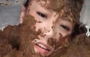 Mange caca et bain de merde pour femme scatophile