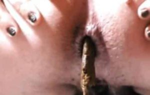 [video OK] mature de maman chaude fait caca devant nous