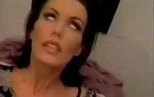 belle brune glamour goute sa merde
