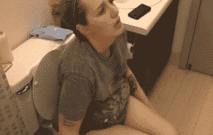 Jolie rousse constipée essaie de chier en webcam