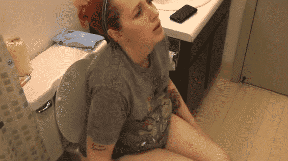 Jolie rousse constipée essaie de chier en webcam