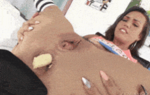 la belle kelsie monroe expulse une banane de son cul
