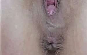 gros plan sur anus de femme qui fait caca