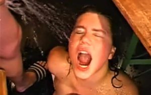 baise et bukkake de pisse pour belle brune