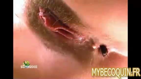 Chatte pleine de sperme elle fait caca
