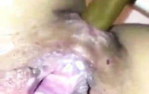 Gros plan et chatte ouverte pendant caca
