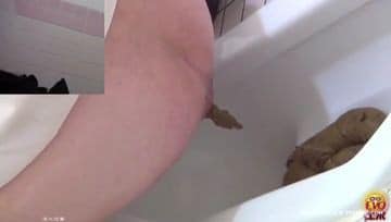 Grosse merde dans les toilettes pour nippone scatophile