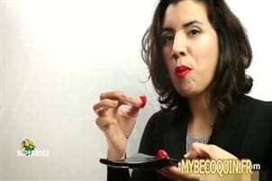 elle branle son mari et mange des fraises avec son sperme dessus