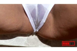 Elle pisse dans sa culotte blanche