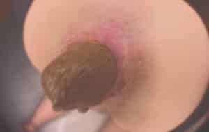 zoom sur merde qui est chiée en levrette