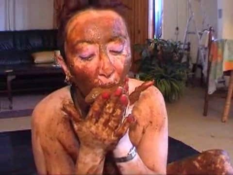 elle se barbouille de merde après caca dans la bouche