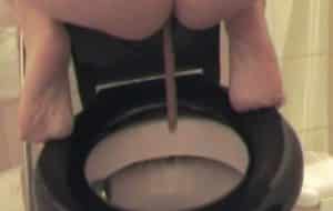 Coquine defeque sur les chiottes
