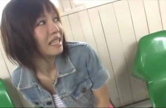Caca en plein air pour asiatique exhibe