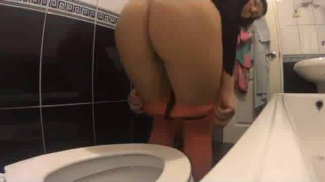 Elle s’essuie l’anus aprés le caca