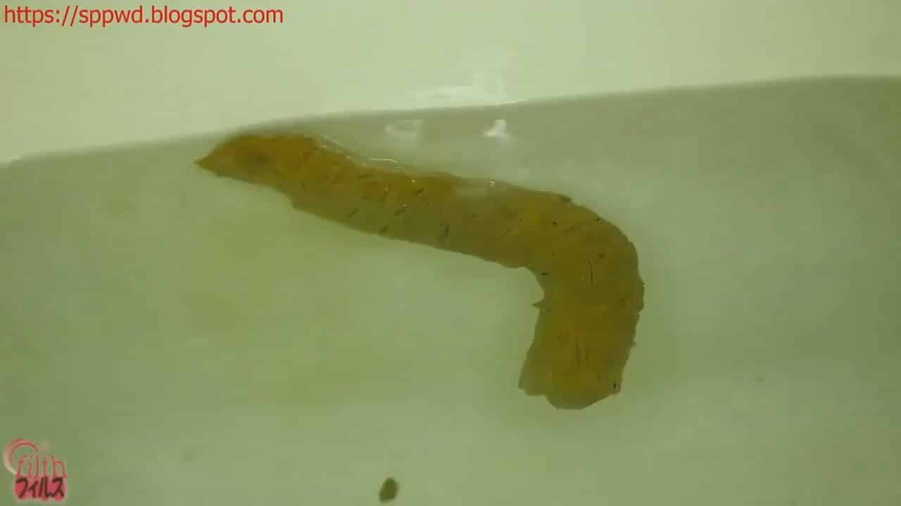 Caca dans son bain la merde se balade dans l’eau