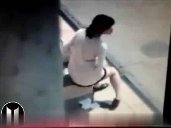 exhibe chie à l’arret de bus
