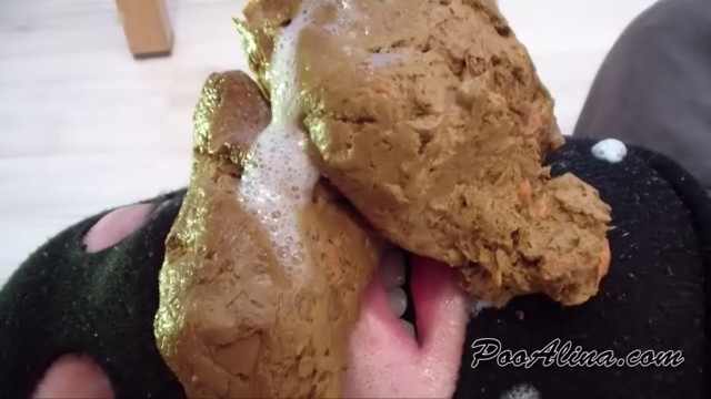 pooalina chie dans la bouche d’un soumis
