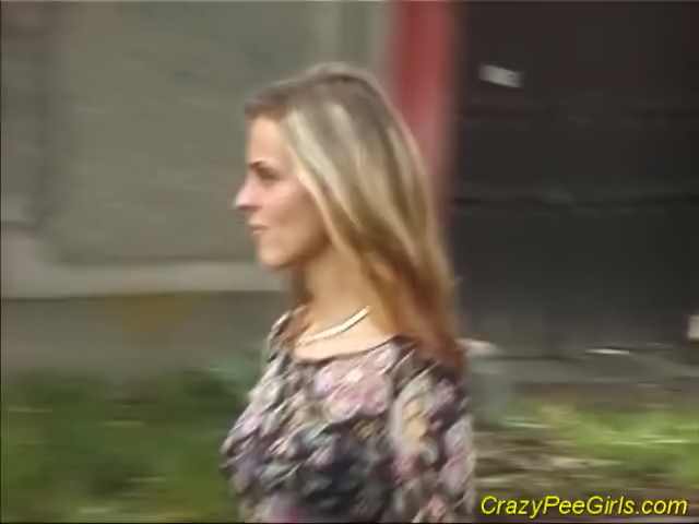 blonde exhibe magnifique urine dehors