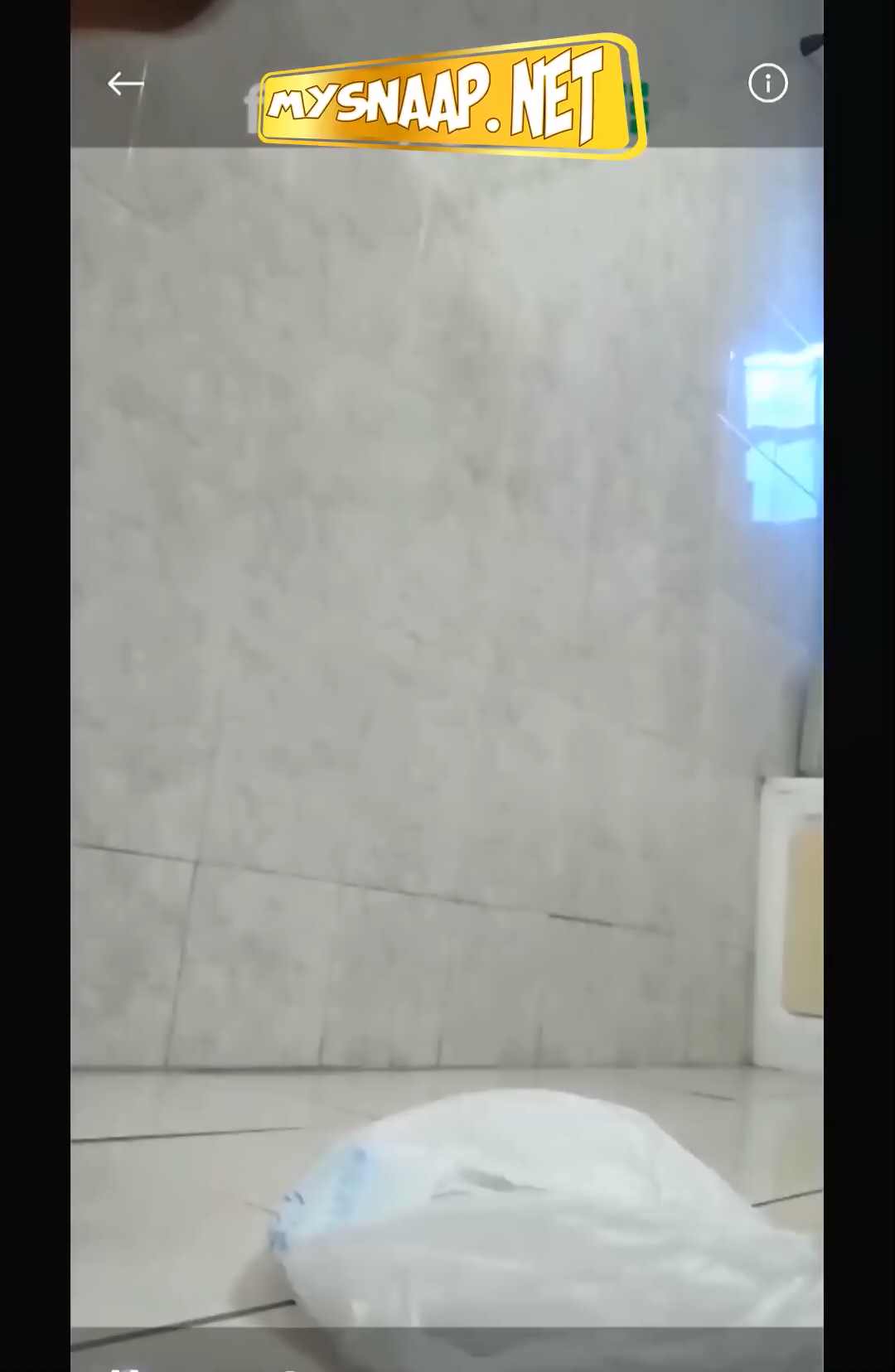 Ebony aux fesses parfaite fait ses caca