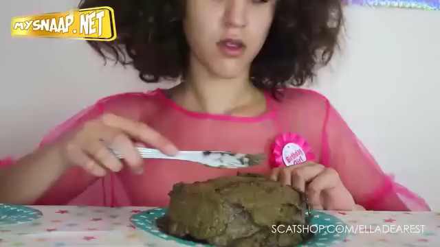 Elle défèque dans son gâteau au chocolat pour son anniversaire [Ella DEAREST]