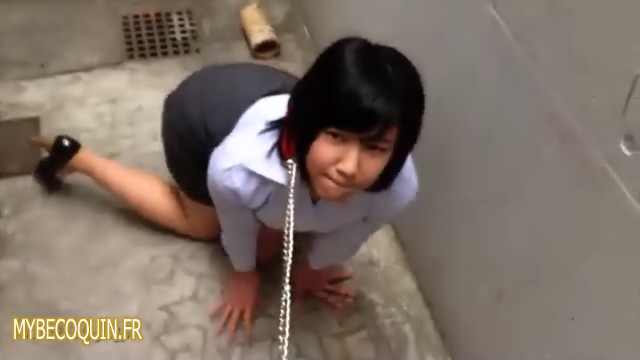 Japonaise SCATO tenue en laisse chie comme une chienne