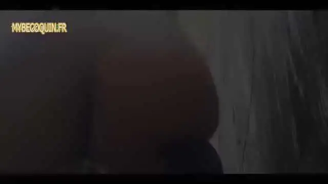 booty magnifique tout rond fait ses besoins
