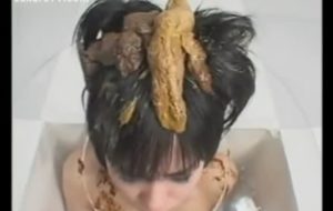 Chie des matières fécales sur la tête de sa copine [update OK]