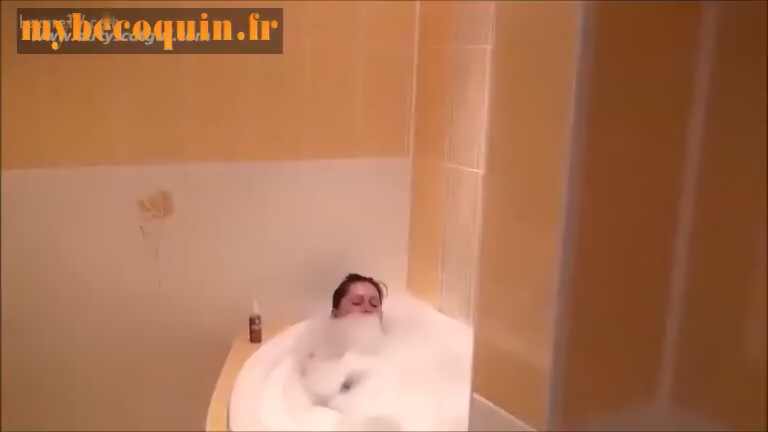 couple lesbienne fait scato dans un bain