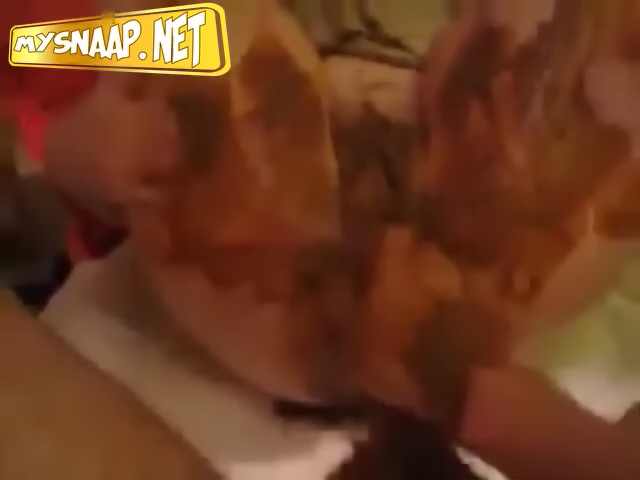 Je lâche des merdes sur la bite qui est dans mon cul
