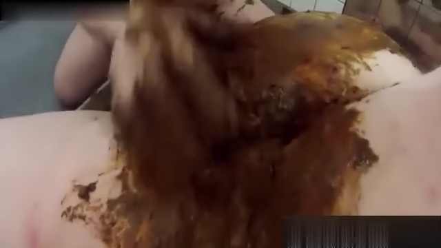 Couple scatophile se barbouille de merde