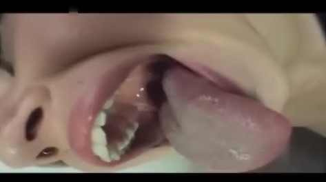 Femme se fait vomir elle même en vidéo