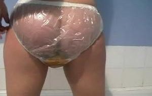 Skye Blue faisant caca dans une culotte transparente