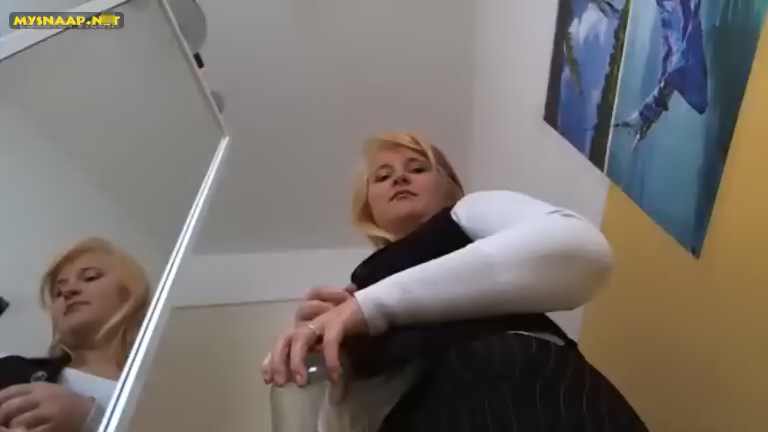 Femme fait caca dans un bocal