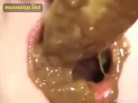 Porno Crade elle mange ses excrements