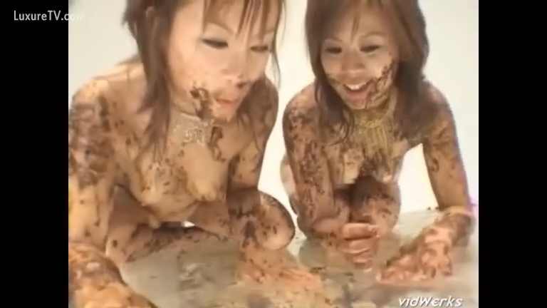 Scatophilie Japonaise qui mangent leur merde et se balladent avec