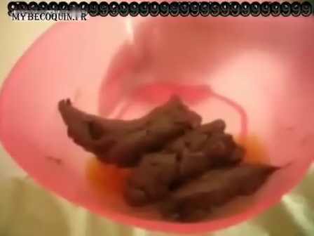 Délicieuse vidéo de scat fétiche sous forme de caca chié dans une assiette