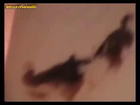 Gros Plan crade d’un anus qui chie une merde