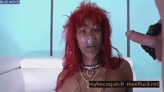 golden shower sur visage d’une black recouverte de sperme