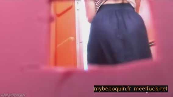 Espionnage toilette filmée femme qui défeque