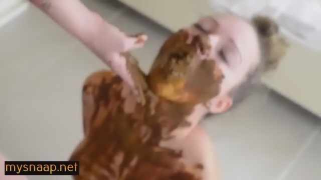 beauté chie dans la bouche de sa copine
