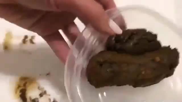 élégance scatophile femme en talon fait caca