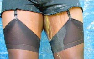 Caca et pisse dans des collants