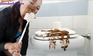 Elle chie sur les toilettes et s’étale toute la merde sur le cul video scatophile