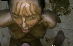 Un gars chie sur sa pute esclave asiatique et elle mange ses excréments.