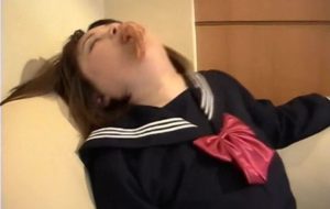 Japonaise vomit aprés avoir trop picoler