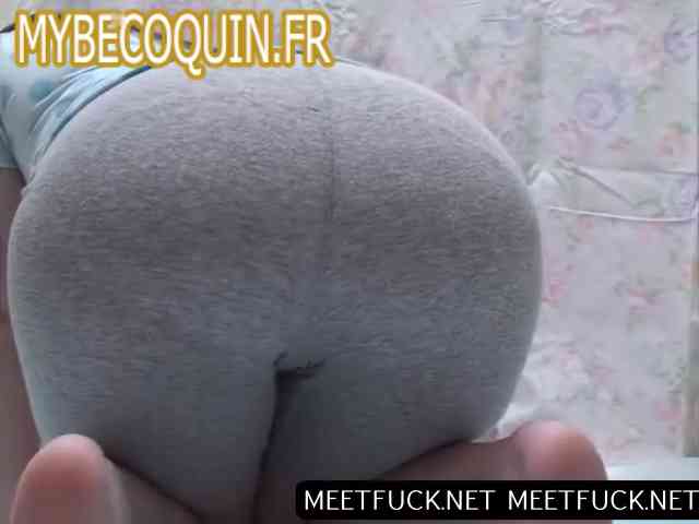 Une Japonaise a rempli un pantalon gris de caca